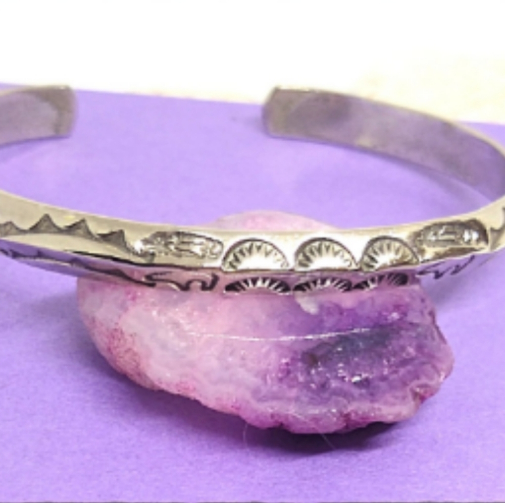 ***SOLD***Vintage Native Unigue Carinated Sterling Cuff - Picture 3 of 6